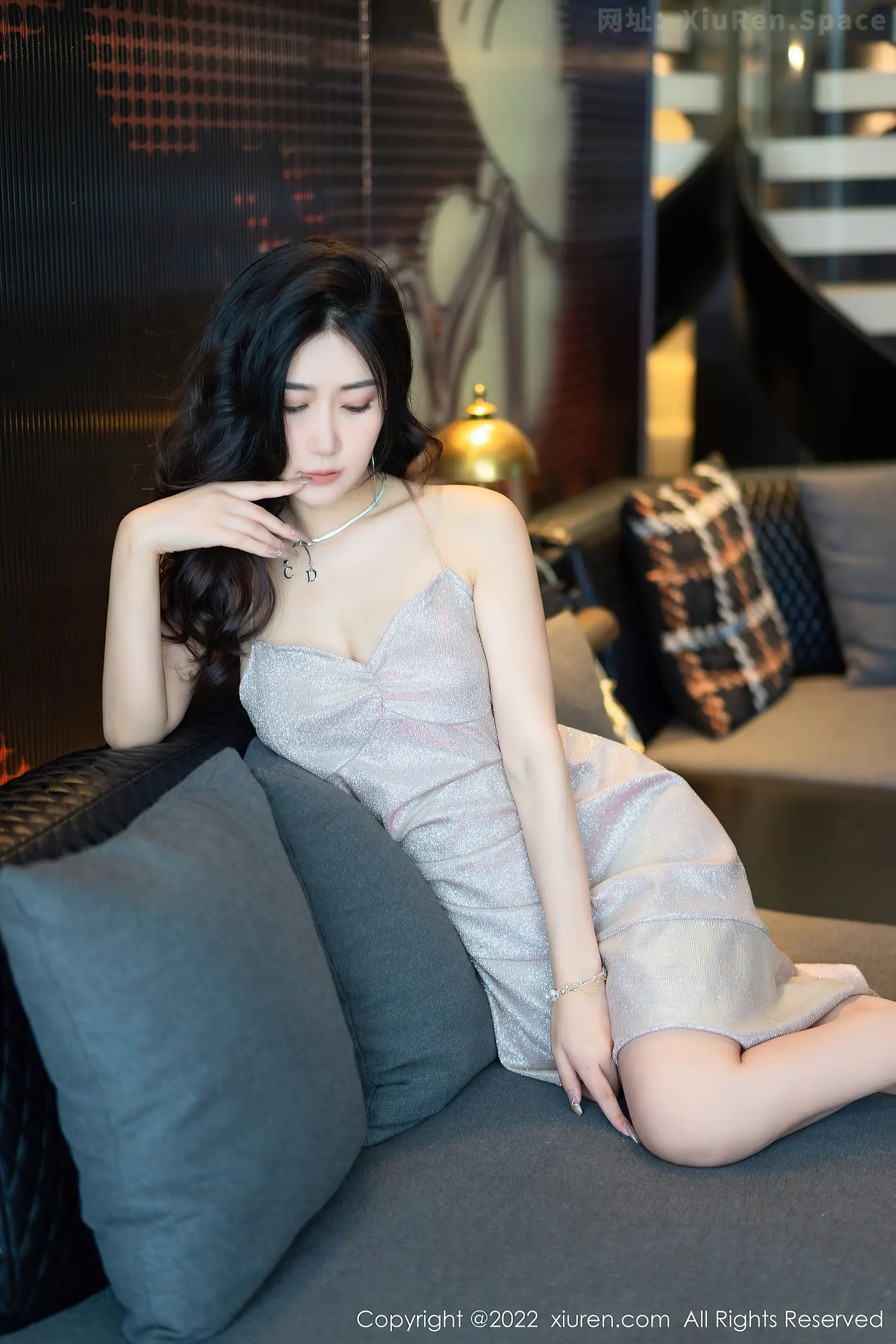 图片[4]-[XiuRen秀人网] VOL.5659 模特Laura阿姣性感银色吊带短裙半脱秀惹火身材极致诱惑写真65P-秀人网官方网站